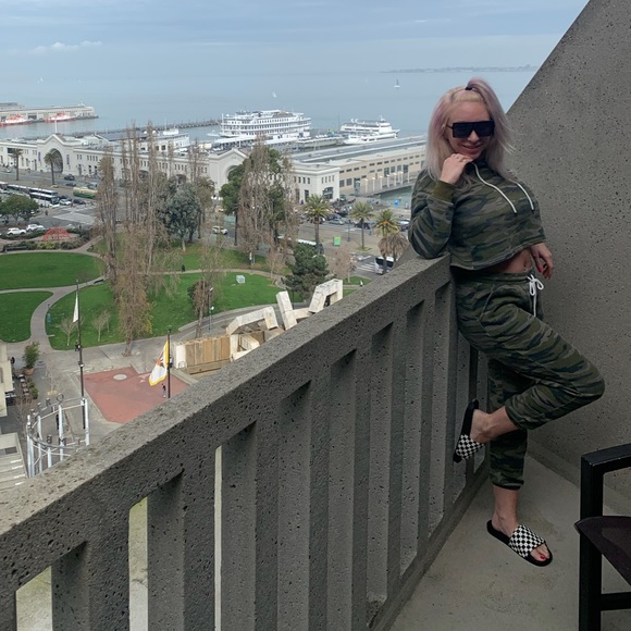 Forever 21 Camo Matching Sweat Suit 2 Pieces Set Pants And Hoodie Included - Picture 1 of 4